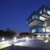 塔蒂亚娜毕尔巴鄂Bioinnova大学建筑的混凝土核心中的玻璃悬臂