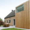 在布鲁塞尔的这座木屋扩建项目中采用了V形的屋顶线条