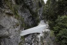 MarteMarteArchitects设计的Schaufelschlucht桥在高山结构三人组中排名第二