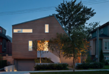 SplyceDesign设计的EastVanHouse具有不对称的倾斜屋顶
