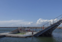 WhiteArkitekter的浮动结构将港口游泳带到了丹麦的一个小岛上