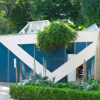 建筑师安西拉西拉在威尼斯双年展的芬兰馆外安装了两间小屋