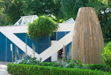 建筑师安西拉西拉在威尼斯双年展的芬兰馆外安装了两间小屋