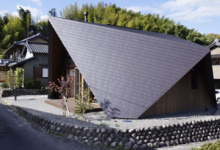 由TSCArchitects设计的折纸屋设有以折叠纸为模型的屋顶