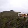 这座田园诗般的住宅坐落在智利海岸线上的悬崖顶上