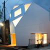 Tekuto工作室以尖锐的天窗图案打造棱角分明的房子