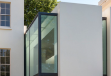 GuardTillmanPollock的房屋扩建具有垂直的玻璃片
