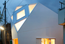 Tekuto工作室以尖锐的天窗图案打造棱角分明的房子