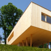 树里特洛伊设计了这个生态友好的木材房子作为家在农村奥地利