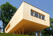 树里特洛伊设计了这个生态友好的木材房子作为家在农村奥地利