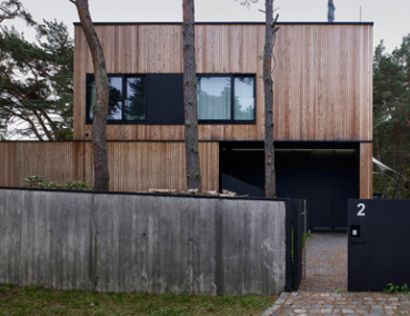  木造的海滨房屋木结构混凝土内饰由UltraArchitects设计 