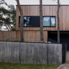 木造的海滨房屋木结构混凝土内饰由UltraArchitects设计