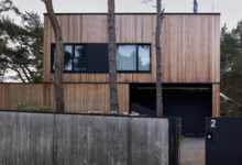 木造的海滨房屋木结构混凝土内饰由UltraArchitects设计