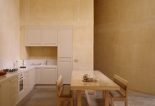 法国工作室PerraudinArchitecture用坚固的石头建造了一座家庭住宅