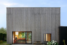 木结构的生物气候房屋采用Tectoniques的落叶松木砌面