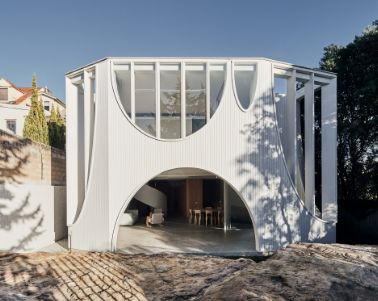  GlebeHouse的设计巧妙地参考了邻居-带有装饰拱形窗户的维多利亚式露台 