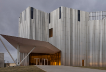 曲折的铝质墙壁包裹着俄克拉荷马当代艺术中心