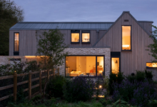 风化的木材砌面覆盖了英格兰乡村的棚屋