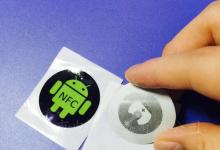 它将使您可以通过NFC芯片而不是专用的无线线圈为设备充电