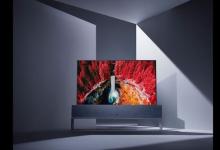 年度贸易展览会上推出了世界上第一台可卷曲OLED电视