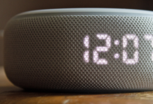 带有时钟的AmazonEchoDot评测显示屏本身有限可合理收取10美元的附加费