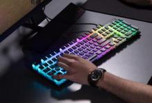 这款RGB机械游戏键盘具有最佳的性能和人体工程学的舒适度