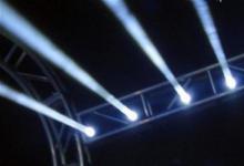 新的大灯也增加了雷克萨斯的修改设计外壳被称为三光束LED大灯