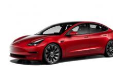特斯拉Model3的拥有者乔恩霍尔周六驾驶着电动汽车
