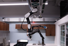 丰田的吊装式机器人就像厨房的GLaDOS