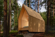 OrtraumArchitects用交叉层压的木材建造舒适的林地小屋