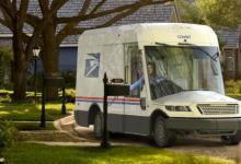 美国邮政服务公司预览带有电动选件的下一代邮件卡车
