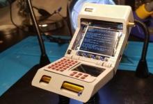 这款自制的Star Trek Tricorder由Raspberry Pi驱动