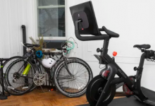 佩洛顿出售一款非常著名的固定式自行车带有流媒体锻炼