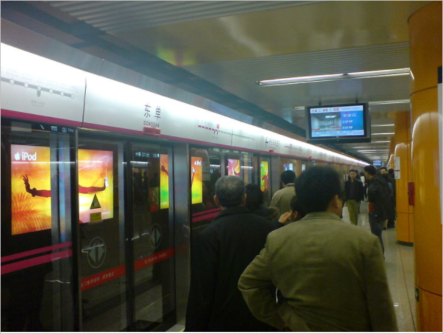 北京地铁5号线正在试行一种新型的带有双目摄像头的智能旋转门