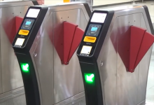 北京地铁5号线正在试行一种新型的带有双目摄像头的智能旋转门
