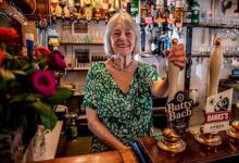 这位74岁的英国女酒吧老板从业60年 至今仍不打算退休