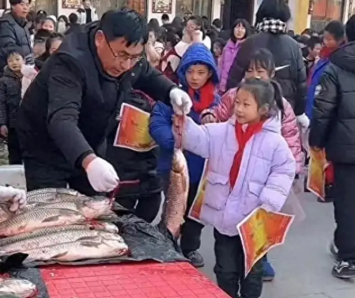 河南一小学给学生送鱼当奖品