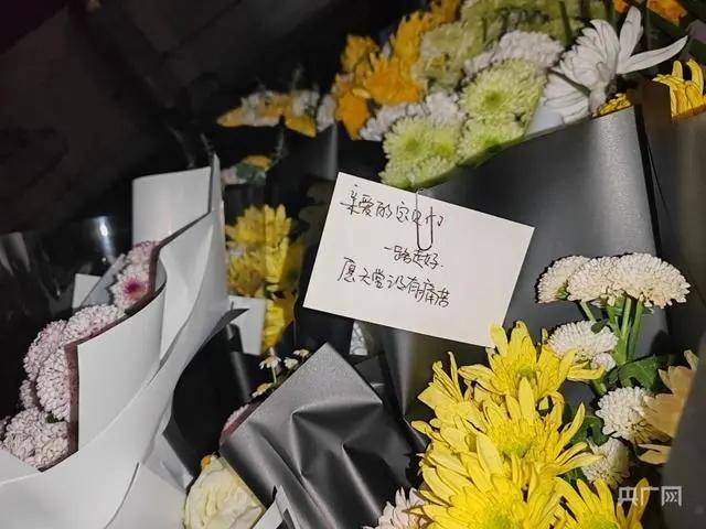 新余火灾事故现场对面摆满鲜花