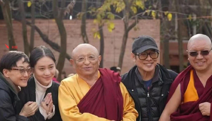 李连杰一家三口尼泊尔求佛