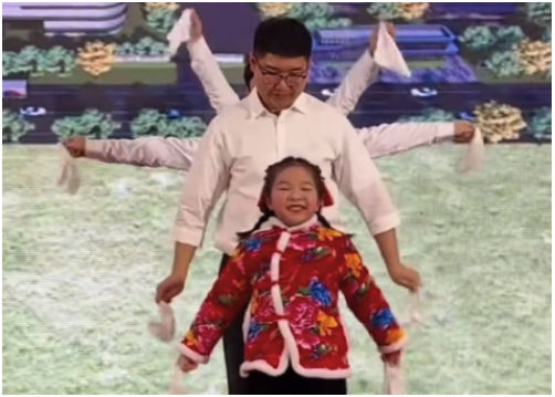 6岁女孩在爸爸公司年会上自信跳舞