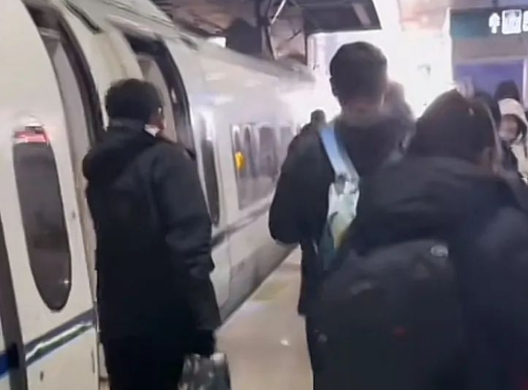 网曝G1265次列车100多人有票无座