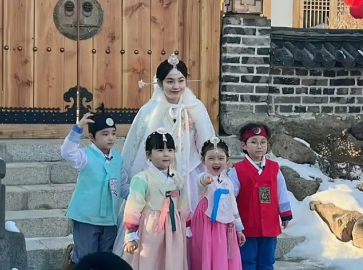 韩网评张佳宁穿朝鲜族服饰