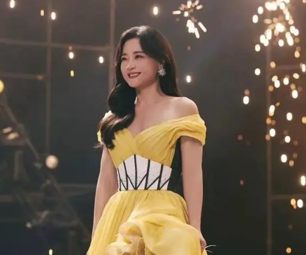 贾玲大波浪晚礼服