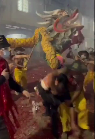 广西炮龙节男子抱孩子扯龙须被群殴