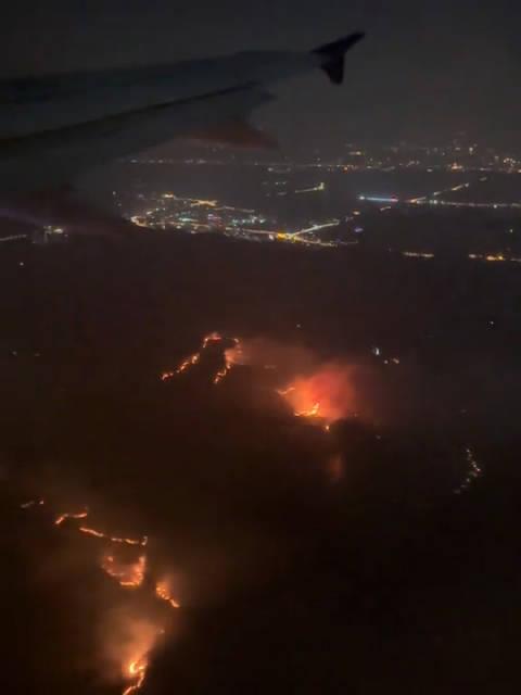 旅客坐飞机拍下贵州山火