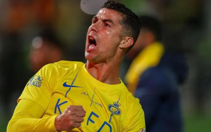 C罗做不雅动作回应球迷喊梅西