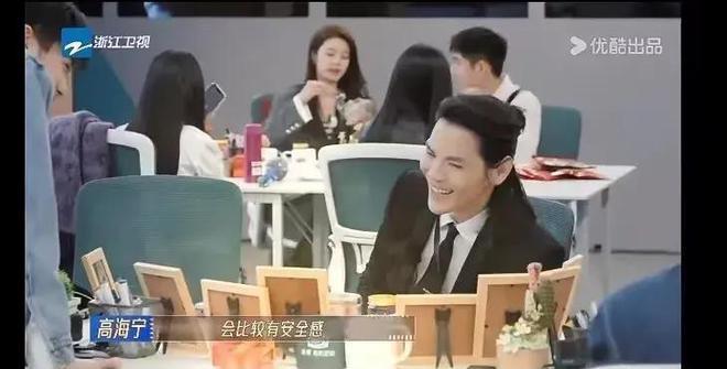 向佐摆了一桌子全家福