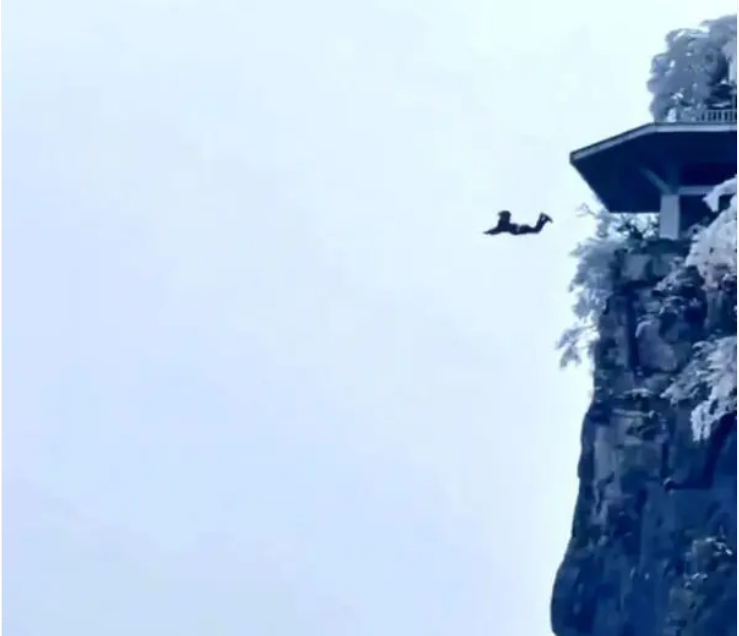 湖南天门山景区有人跳崖?当地回应