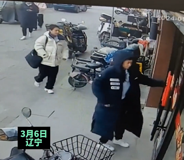 小伙拉掉门把手 路人大哥给鼓掌