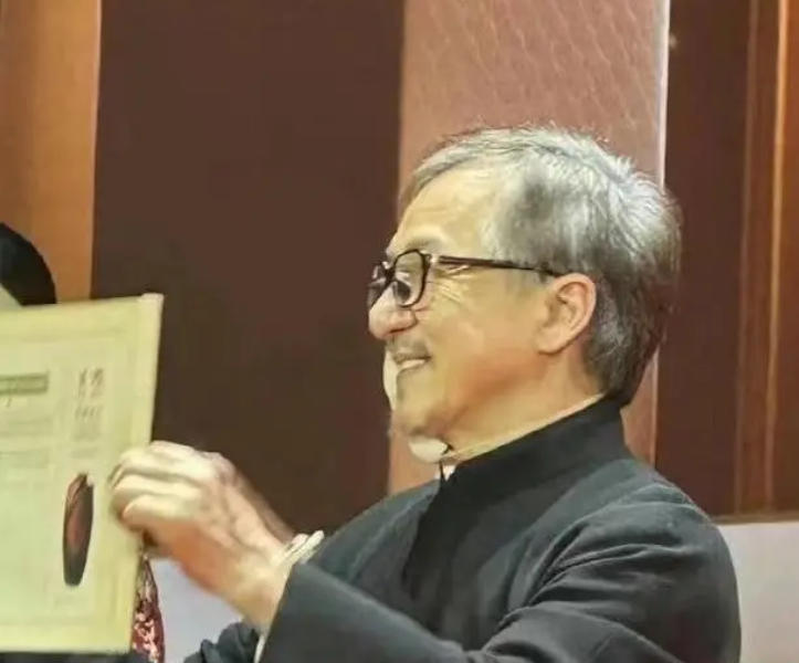 成龙近照曝光满头白发